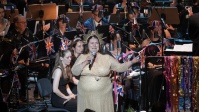 „A day at the Proms“ 2025: „Sound of Space“ Stadtkapelle mit Sängerin im Vordergrund